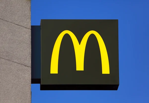 McDonald's sign on the background of blue sky — Stock Photo, Image