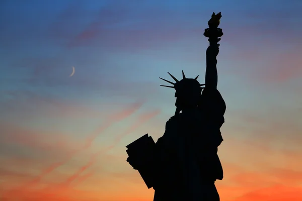 De statue of liberty in de avond — Stockfoto
