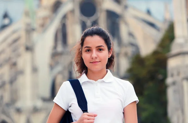 Vacker student tjej i paris staden — Stockfoto