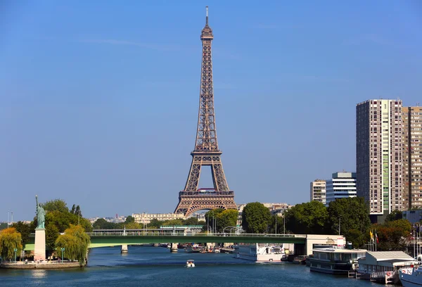 Vista para a Torre Eiffel durante o dia, Paris, França — Fotografia de Stock