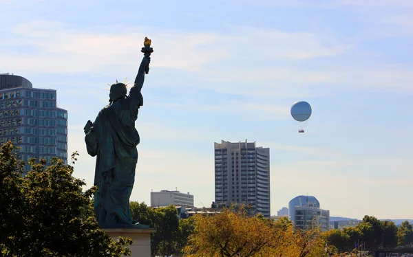 Statua wolności, na wyspę łabędzi w Paryż, Francja — Zdjęcie stockowe