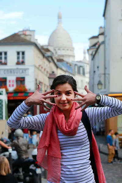 Ευτυχισμένος κορίτσι όμορφο σε montmartre στο Παρίσι — Φωτογραφία Αρχείου