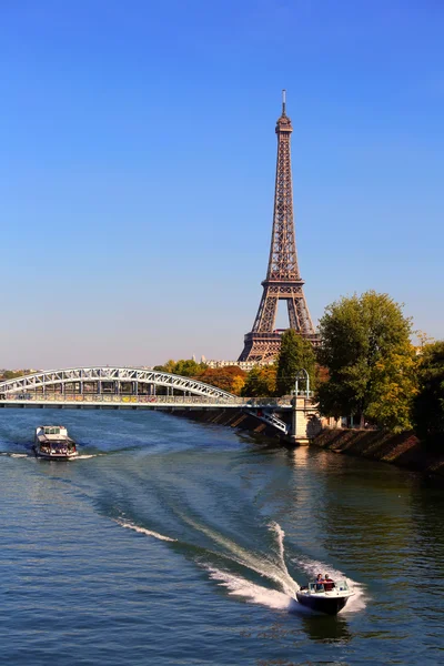 Eyfel Kulesi ve Paris, Fransa'da Seine Nehri üzerinde tekne görüntüleyin — Stok fotoğraf