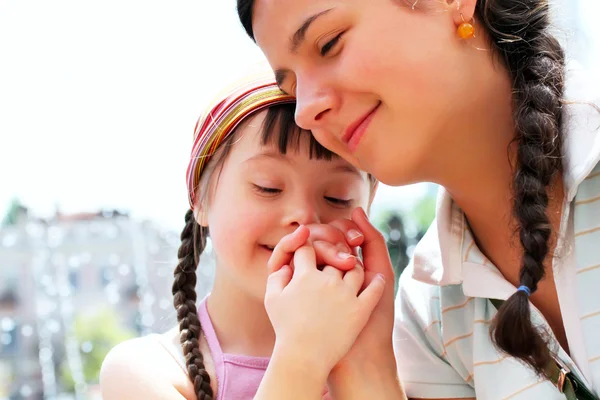 Gelukkige familie momenten - moeder en kind hebben een leuke. — Stockfoto