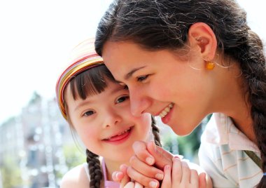 mutlu aile anları - anne ve çocuk bir eğlence var.