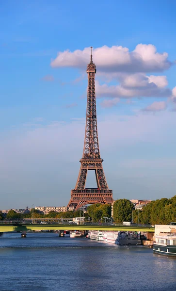 Vue sur la Tour Eiffel dans la journée, Paris, France — Photo