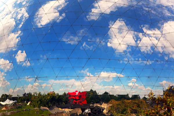 Wolken spiegeln sich in Fenstern moderner Rundbauten. — Stockfoto