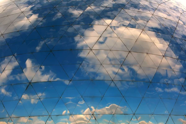 Felhők tükröződik modern kerek épület windows. — Stock Fotó