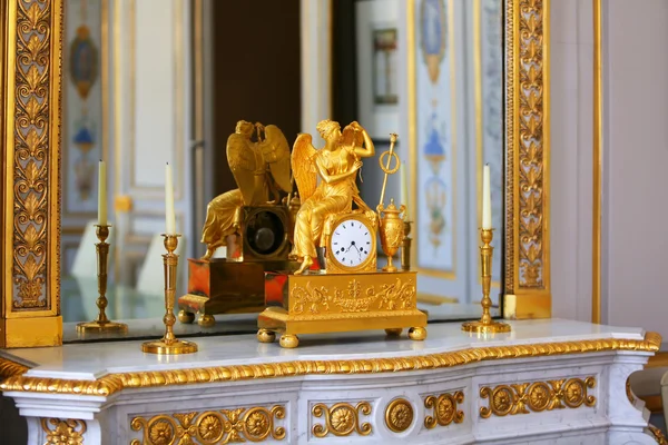 Antik klocka med statyett av ängel i vintage inredning. — Stockfoto
