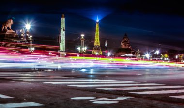 Hareket görünümü Place de La Concorde Paris, Fransa'da gecesi Luxor Dikilitaş ve Eyfel Kulesi arka plan bulanıklık
