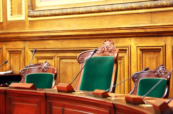 Quarto do tribunal vintage vazio com mesa, cadeiras e microfones . — Fotografia de Stock