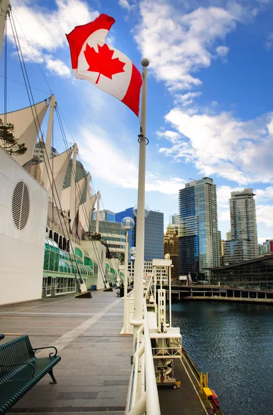 Bandiera canadese di fronte alla bellissima città di Vancouver, Canada . — Foto Stock