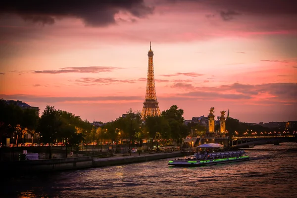 Vista na Torre Eiffel durante a noite, Paris, França — Fotografia de Stock