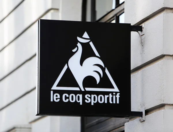 Le Coq Sportif symbol over the entrance of the Le Coq Sportif store — Stock Photo, Image