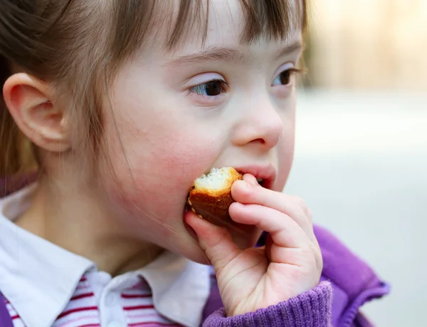 Porträtt av flickan att äta baguette — Stockfoto