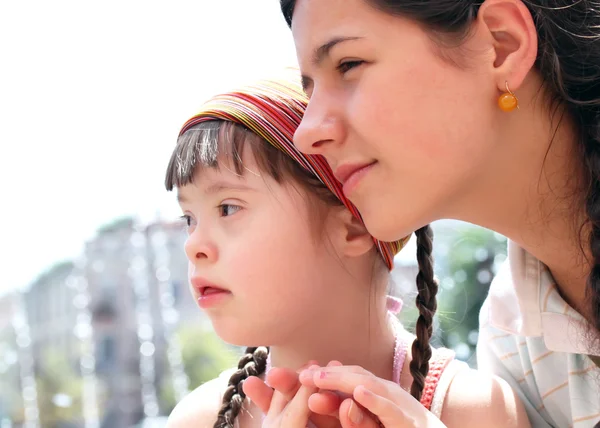 Felices momentos familiares - Madre e hijo se divierten — Foto de Stock