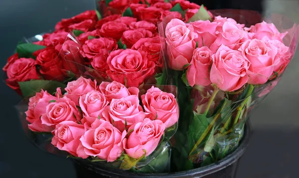 Belo buquê de flores na loja — Fotografia de Stock