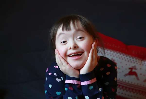 Retrato de bela jovem menina feliz — Fotografia de Stock