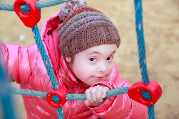 Ritratto di bella ragazza nel parco giochi — Foto Stock