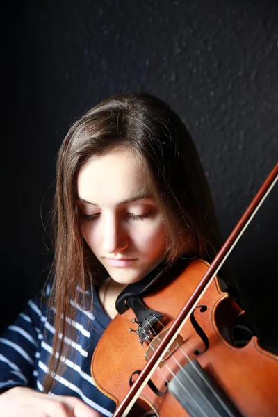 Beautiful, young violinist playing violin, close-up — Stock Photo, Image