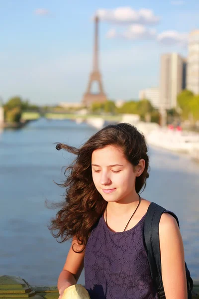 Όμορφο κορίτσι στο Παρίσι, Γαλλία — Φωτογραφία Αρχείου