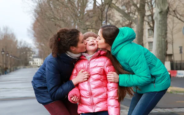 Unga flickor att ha roligt i staden — Stockfoto