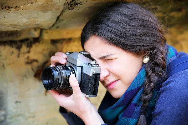 Jeune femme prenant une photo avec un vieil appareil photo — Photo