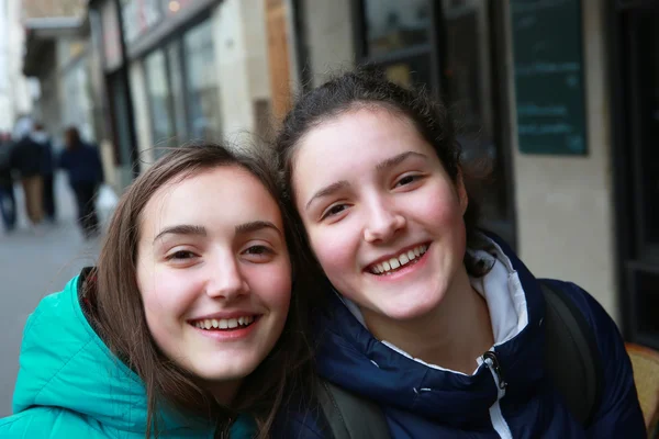 Portret van mooie jonge gelukkig meisjes — Stockfoto