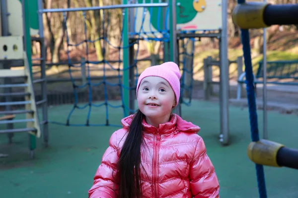 Портрет красивой девушки на детской площадке — стоковое фото