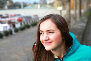 Paris'te mutlu güzel kız