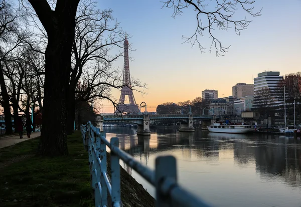 朝、パリ、フランスのエッフェル塔を見る — ストック写真