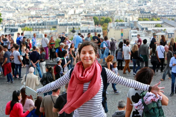 Gelukkig mooi meisje op de montmartre in Parijs — Stockfoto