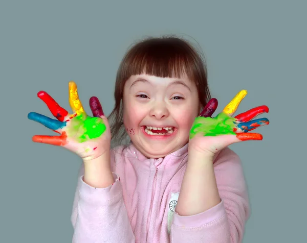Милая маленькая девочка с раскрашенными руками — стоковое фото