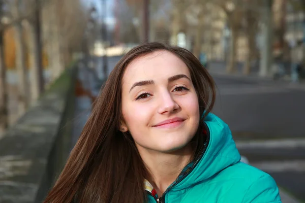 Menina bonita feliz em Paris — Fotografia de Stock