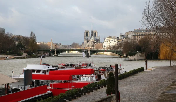 Skyline van de Notre Dame met pier op de Seine in Parijs, Frankrijk — Stockfoto