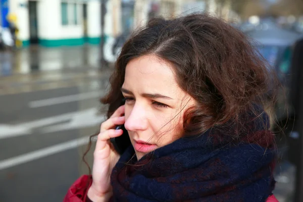 Девушка с мобильным телефоном разговаривает снаружи . — стоковое фото