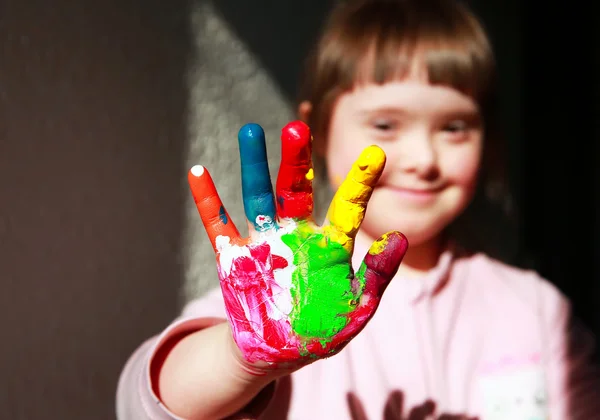 Menina bonito com as mãos pintadas — Fotografia de Stock