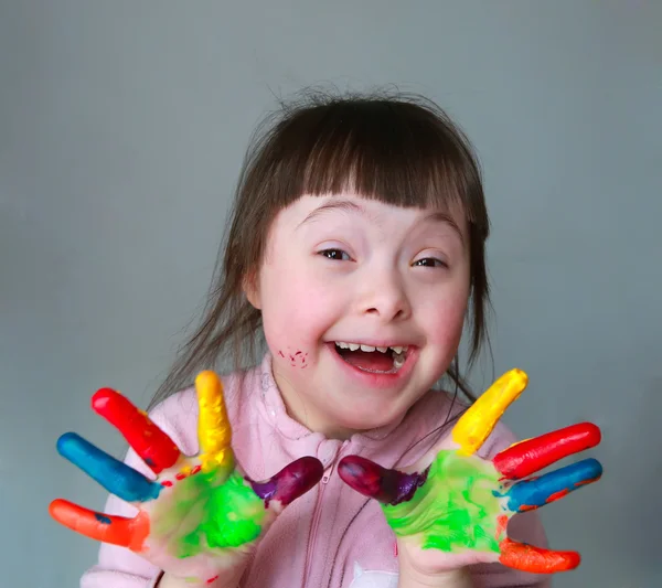 Gadis kecil yang lucu dengan tangan yang dicat Stok Gambar