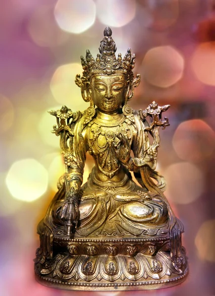 Staty av Avalokiteshvara på bokeh bakgrund. — Stockfoto
