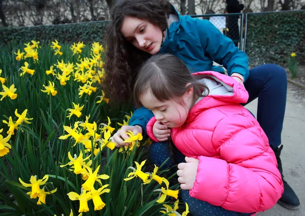 Les jeunes filles s'amusent dans la ville — Photo