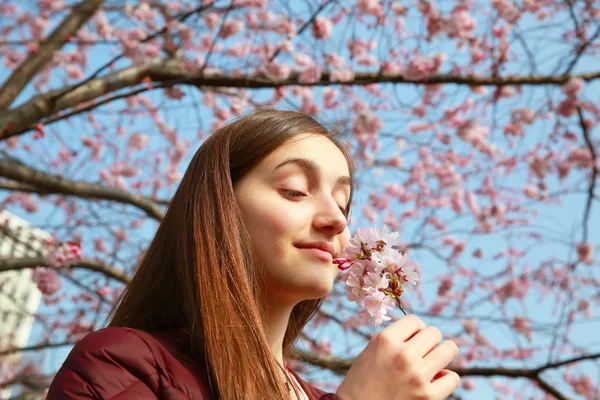 Çiçekli mutlu kadın — Stok fotoğraf