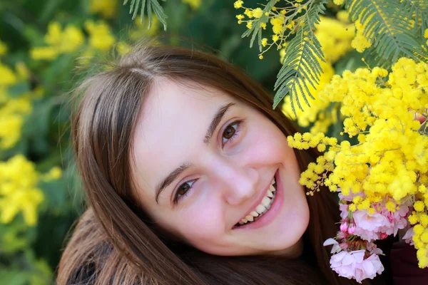 Gelukkige vrouw in het voorjaar — Stockfoto