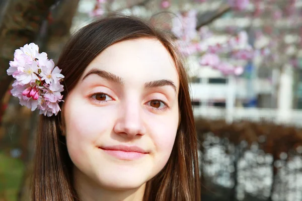 Gros plan portrait de belle fille sur fond vintage — Photo