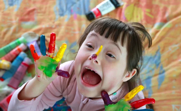 Симпатична маленька дівчинка з розфарбованими руками — стокове фото