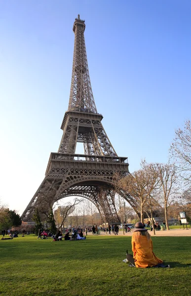 Eiffelturm im frühling, paris, frankreich — Stockfoto