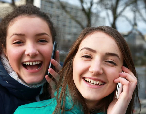 Flickor med en rörlig telefonerna — Stockfoto