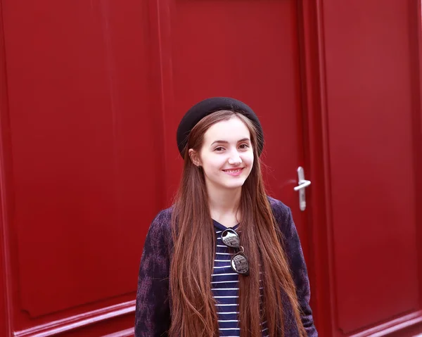 Close-up portrait of beautiful girl in the city — Stock Photo, Image