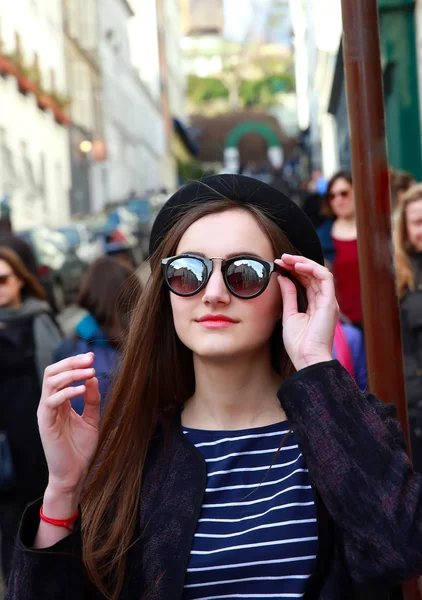 Portrait de belle fille dans la ville — Photo