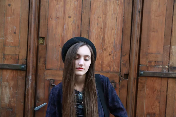 Close-up portrait of beautiful girl in the city — Stock Photo, Image