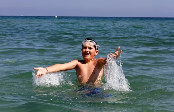 海の水で泳いでいるアクティブな少年. — ストック写真